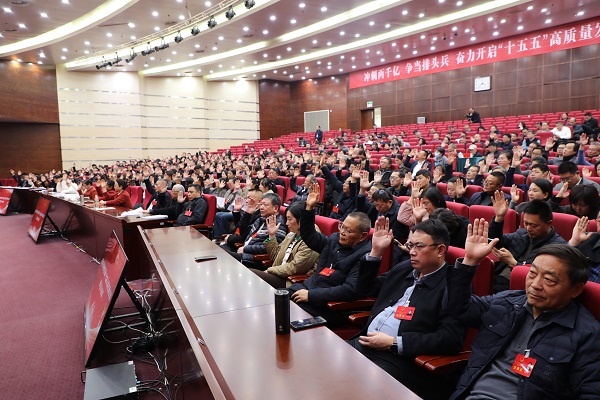 1月18日下午，參加南通市通州區(qū)第十七屆人民代表大會(huì)第五次會(huì)議的代表舉手表決，通過(guò)大會(huì)各項(xiàng)決議。程一翔 攝 .jpg
