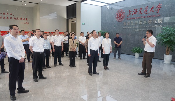 6月7日，市委常委、區(qū)委書記張建華等領導實地觀摩了上海交大南通先進技術研究院。  徐浩翔 攝.jpg